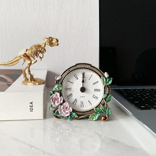 Vintage-tyyliinen pieni analogitaulukello, hiljainen pieni pöytäkello käsinmaalatulla metallikuorella ja paristokäyttöisellä tikittämättömällä kellomekanismilla
