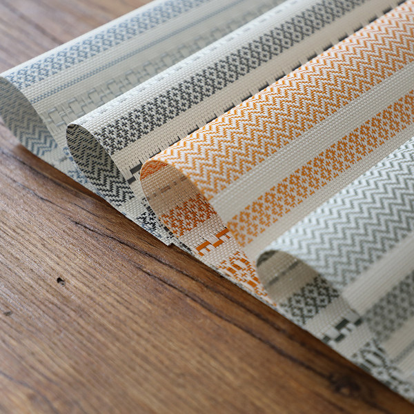 Set med 4 flätade bordstabletter i polypropen och bomull, 45 x 30 cm J