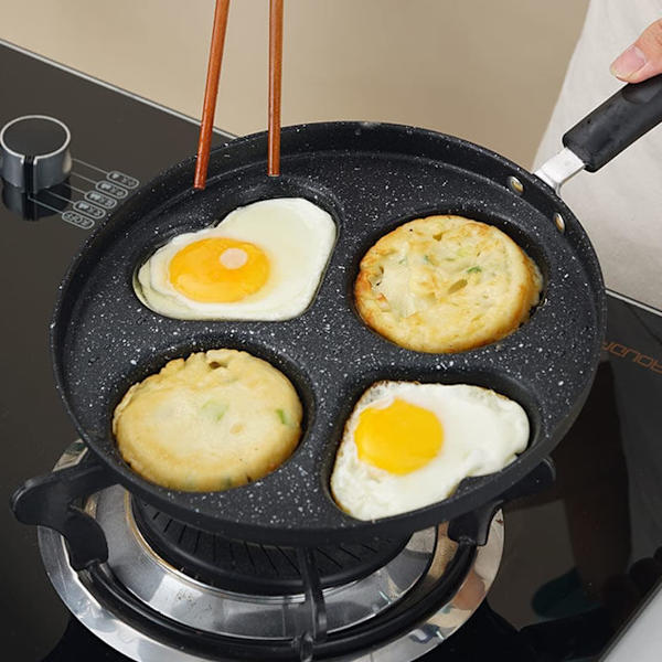 9,7\" 4-Huls Stegepande Non-Stick, Hjerteformet Pandekagepande, Morgenmad Æg Stegepande Velegnet til Gasskomfur og Induktionsplade (Sort)