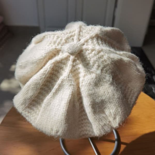 Strikket beret for kvinner om høsten og vinteren