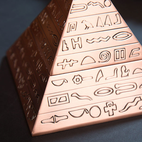 Kreativ retro metall pyramid askkopp med vindskyddat lock, för inomhusbruk