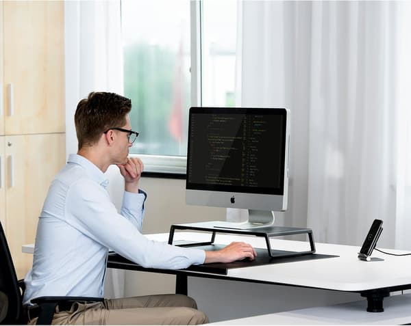 Multiskjermstativ med en solid 50,8 x 24 cm plattform og plassbesparende metallben med oppbevaring. black