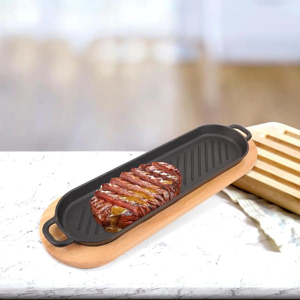 Støpejernsbiffplate med serveringsbrett i tre, grillpanne med doble håndtak