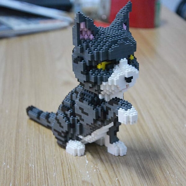 Katt som gir tass. Figur å montere med nanoblock.