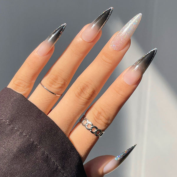 Paketet innehåller 24 stiletto-naglar för långa svarta gradientnaglar.