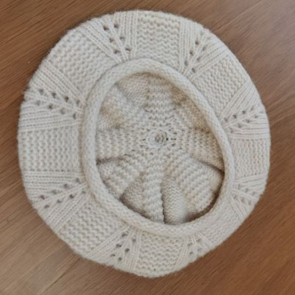 Strikket baret til kvinder til efterår og vinter