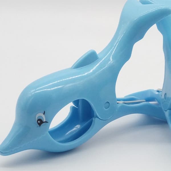 Blå delfin strandhåndklæde klips (2 papegøjer), 2 store tøjpinde, c