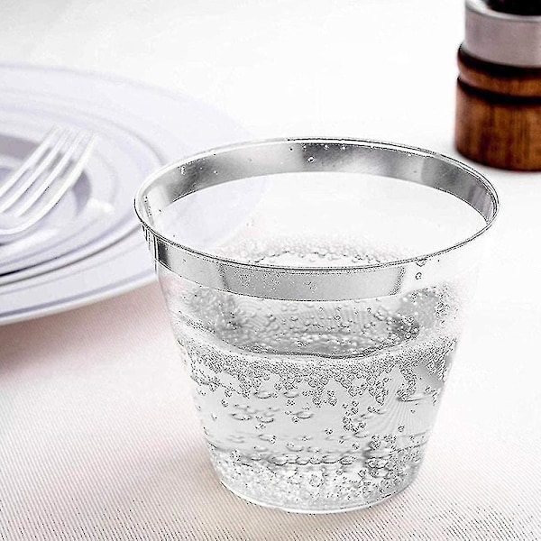 50 kpl kultareunaisia muovimukeja, 27 cl läpinäkyviä kristallimuovisia viinilaseja (hopeareunus)