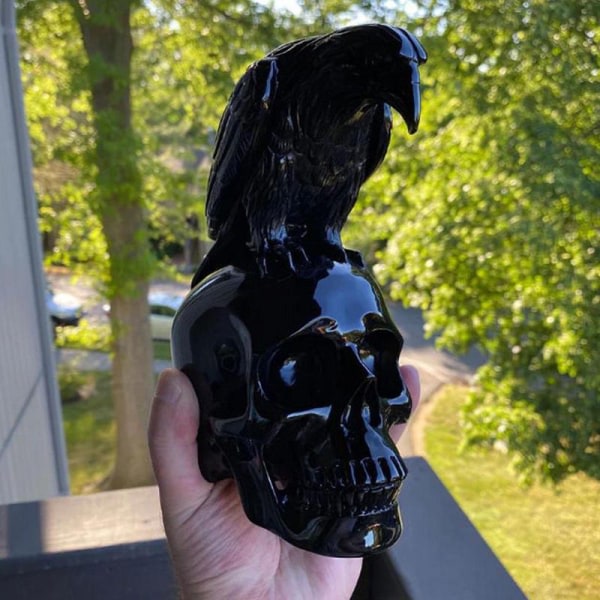 Korp på skalle Heminredning gotisk kråka på skalle Staty Halloween Black