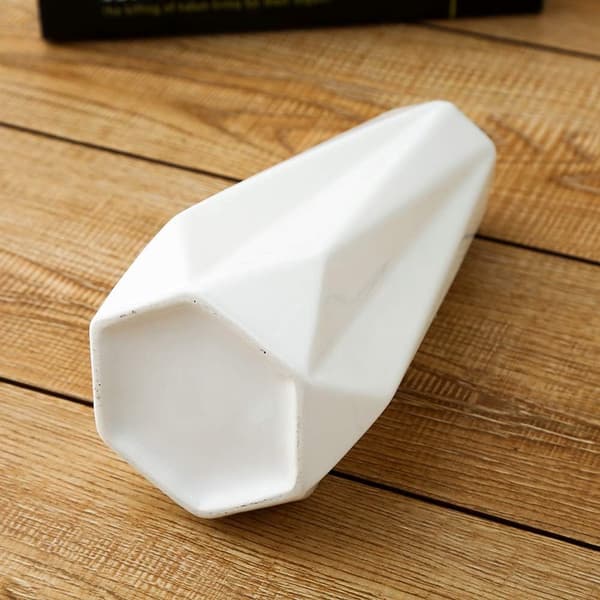 Vit keramikvas - modern heminredning - porslinsvas - origamidesign