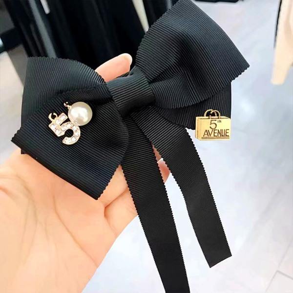 Koreanska Kvinnor Långt Band Slipsnål Nummer 5 Bokstav Imitation Pärla Lapel Nål Sjal Spänne Smycken Corsage Förknuten Slips