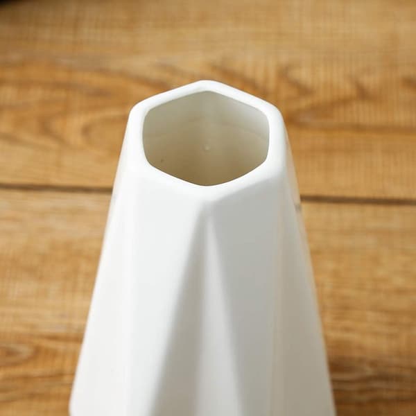 Vit keramikvas - modern heminredning - porslinsvas - origamidesign