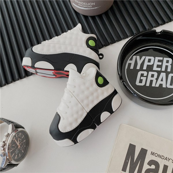 Mjukt Stötsäkert Skal för AirPods 1 & 2 - Svart Vita Sneakers Design