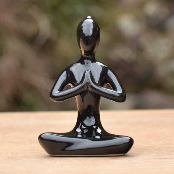 Set med 4 meditationsyoga-statyetter i keramik