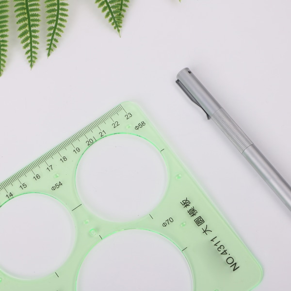 Muovista valmistettu geometrinen malliviivain, sapluuna, mittaustyökalu, opiskelijat, suosittu
