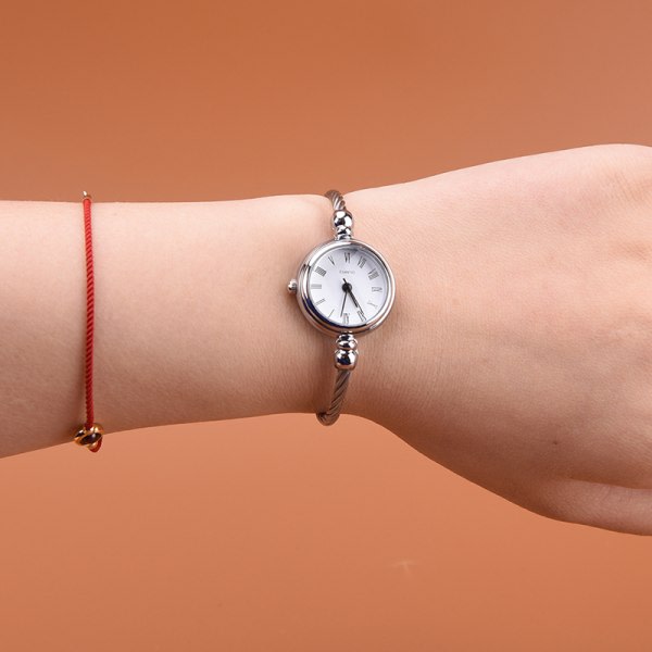 1. sølv armbånd klockor kvinner mode armbånd kvarts klokke s D one size D one size