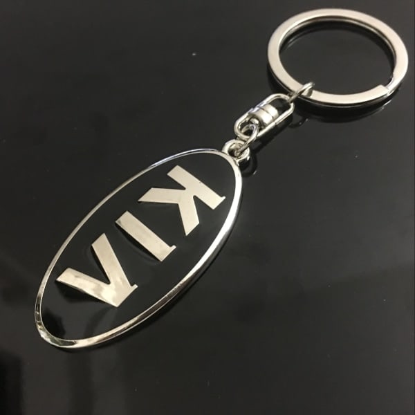 KIA-logolla varustettu metalli-epoksi avaimenperä