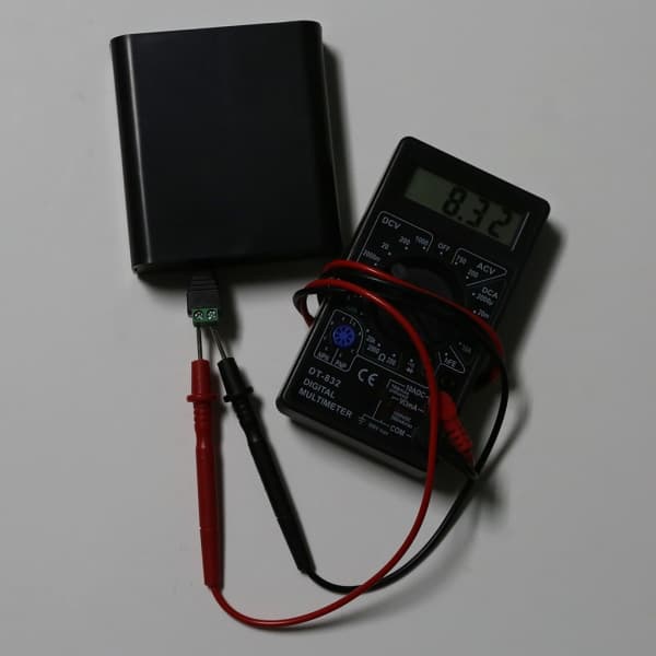 Multifunktionel Powerbank til Shell Charger Box USB til DC 7.4V 8.4V Output 4 Slot Batterier Container DIY til Etui