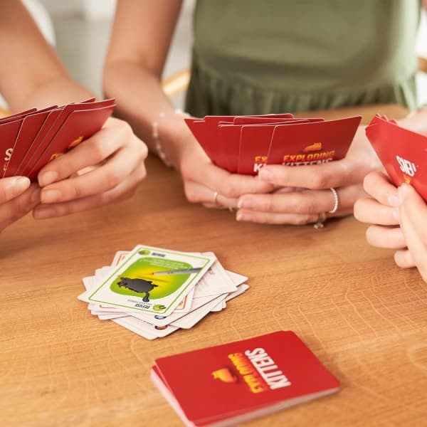 Exploding Kittens - Morsomt familiespill med 56 kort