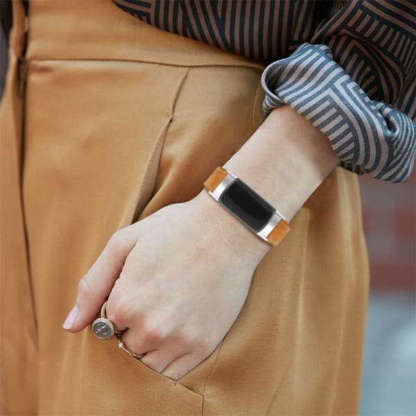 INF Fitbit Charge 5 ranneke aitoa nahkaa, ruskea