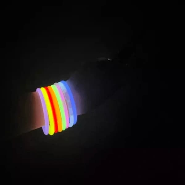 100 stk. - Selvlysende Glowsticks - Armbånd multifarve multifärg