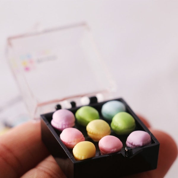 Miniatyr Möbler Tiny Småskalig Leksak Dockhus DIY Dekora Mini Boxad Mini Maca Dragon Bag Boxad Macarons