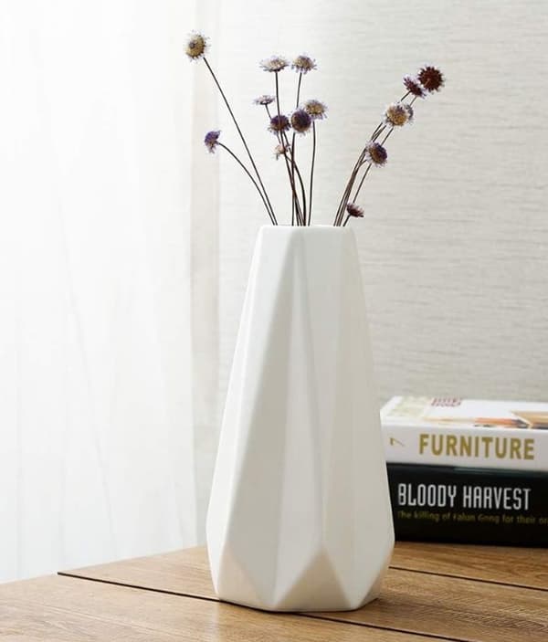 Vit keramikvas - modern heminredning - porslinsvas - origamidesign