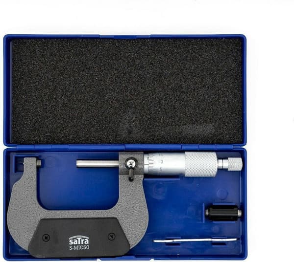 Utvändig mikrometer 25-50 mm med 0,01 mm gradering, emaljerad stålram, justernyckel och förvaringsväska för precisionsmätning