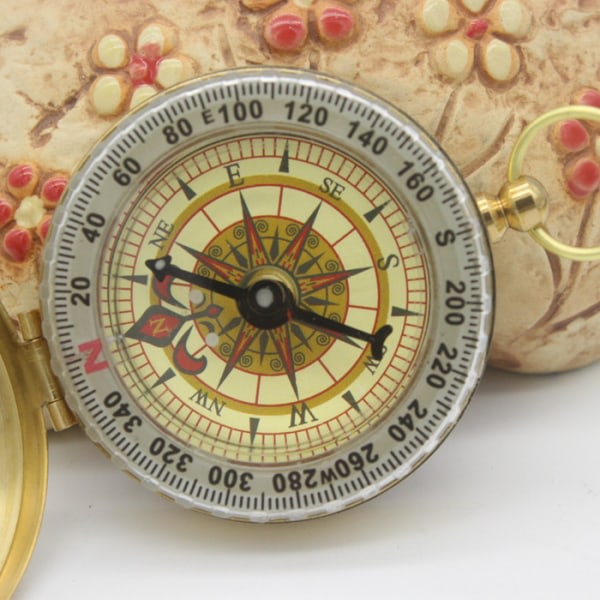 Klassisk kompass i mässing guld multifunktionell nyckelring Watch