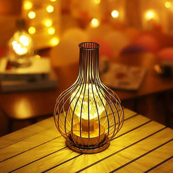 Metallbur bordslampa Batteridriven nattlampa med LED Fairy Star-slingor för hembröllopsfest i sovrummet inomhus (Vinflaska form)