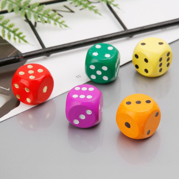 Setti 5 satunnaista väriä suuria 16 mm pyöristetyt puukuutiot (5 väriä pisteillä)
