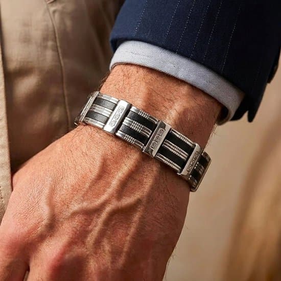 Armbånd i rustfrit stål til mænd, laser-indgraveret armbånd med sorte striber, justerbart 24 cm, sølv/sort med gaveæske