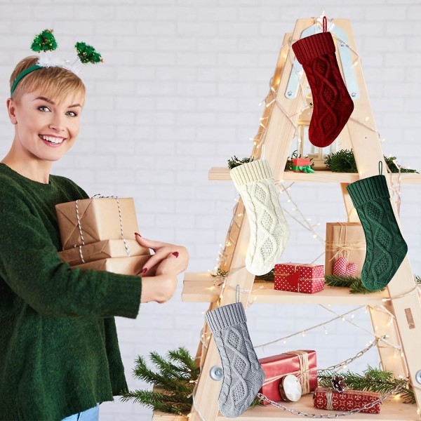 Paket med 4 unika stickade julstrumpor - 14 tum, vinröd, grön, elfenben, grå
