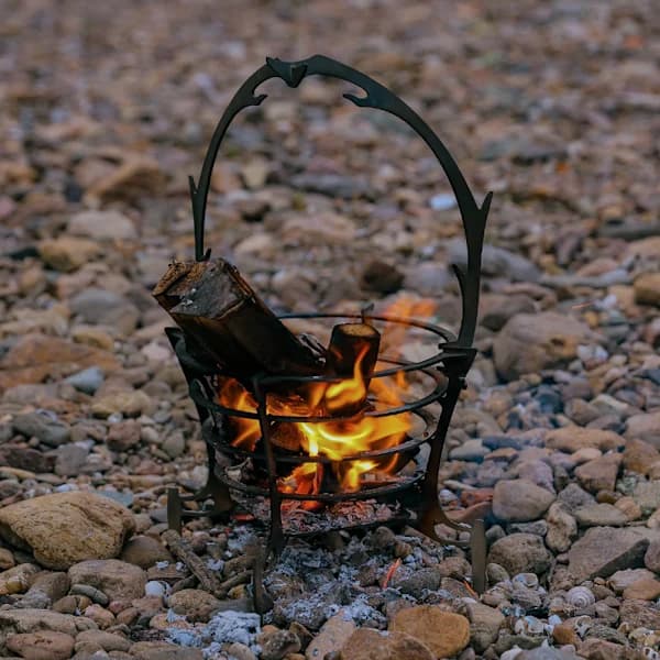 Bärbar Lägereldsgrill Järn Hopfällbar Vedeldad Eldstad Stativ Med Vattenkokarkrok för Camping Vandring Backpacking Silver