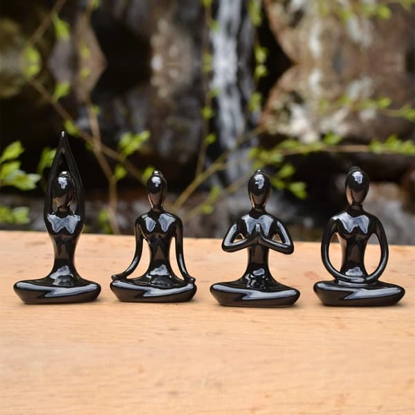 Set med 4 meditationsyoga-statyetter i keramik