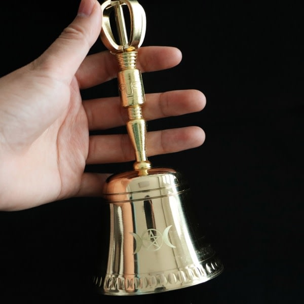 Nyhet Altar Star Mässing Hand Bell Häxkonst Tillbehör Triple Moon Ritual Mässingsklockor Altar Propeller Ornament för fest