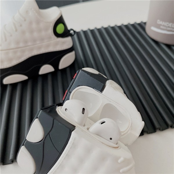 Mjukt Stötsäkert Skal för AirPods 1 & 2 - Svart Vita Sneakers Design