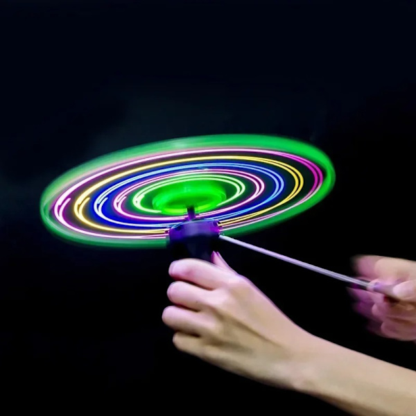 Pull String Flying Toy Potkuri Lelut Pyörivä lentävä lelu