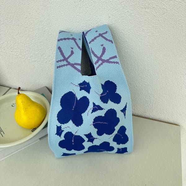 Vårblommig stickad handväska BLÅ blue