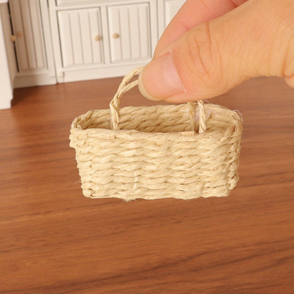 1/12 Dockhuskorg vävd korgmodell 5,2X2,6X4,2CM 5.2x2.6x4.2cm