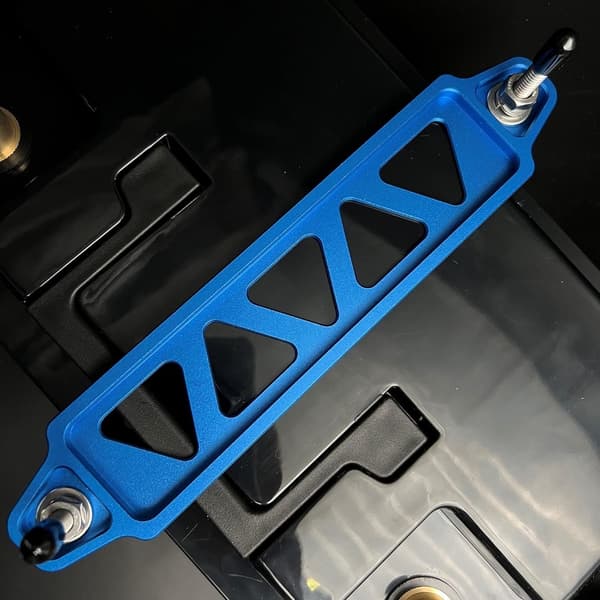 1 sett batterifestebrakett BLÅ Blue