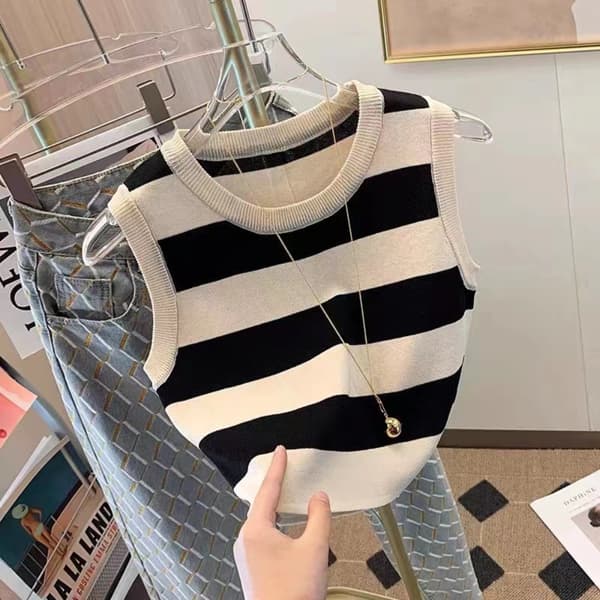 Raidallinen neuleliivi crop top MUSTA black