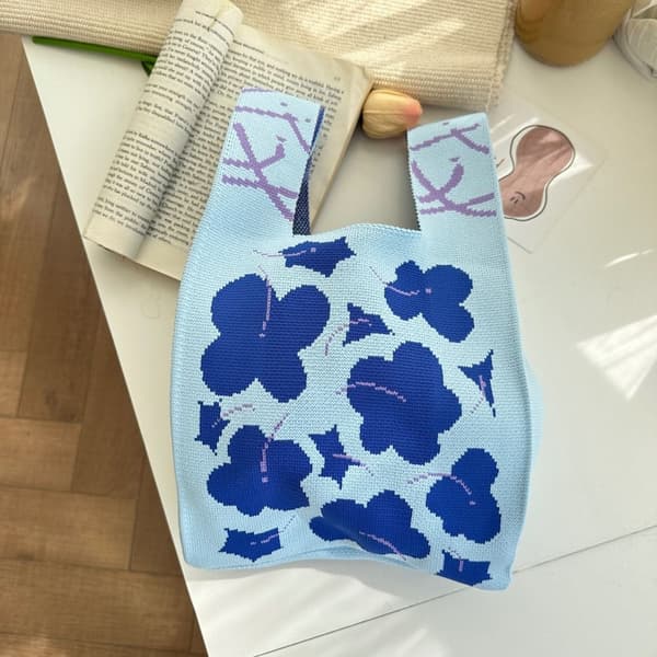 Vårblommig stickad handväska BLÅ blue
