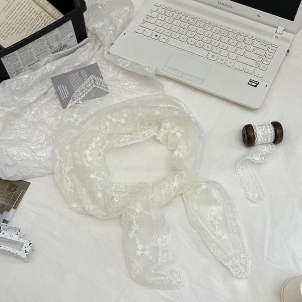 Spetshårscarf Huvudduk VIT white