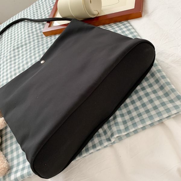 Axelväska Underarmsväska SVART MED HÄNGE MED HÄNGE Black With Pendant-With Pendant