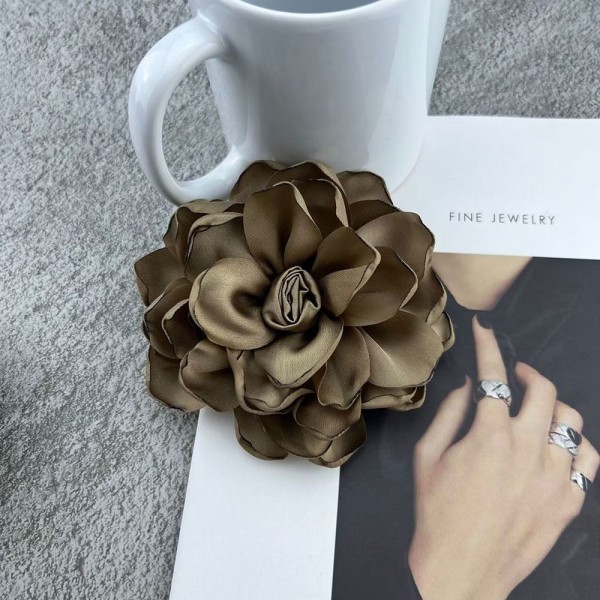 Stor blombrosch Corsage MÖRK KHAKI Dark Khaki