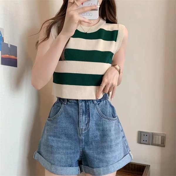 Raidallinen neuleliivi crop top MUSTA black