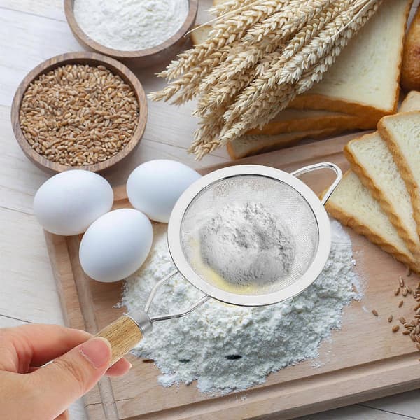 Melmelsikt for baking med sølvramme og trehåndtak