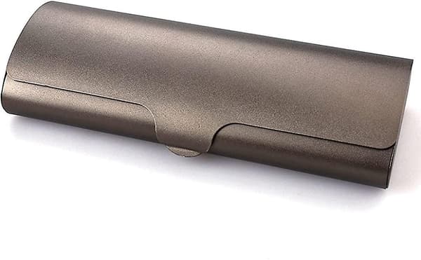 Smal aluminiumsbrilleetui. Let brilleetui til beskyttelse af briller