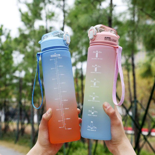 Vattenflaskor 1L BPA-fri sportdricksflaska med sugrör, diskmaskinssäker cover Läcksäker motivationsvattenflaska med tidsmarkeringar